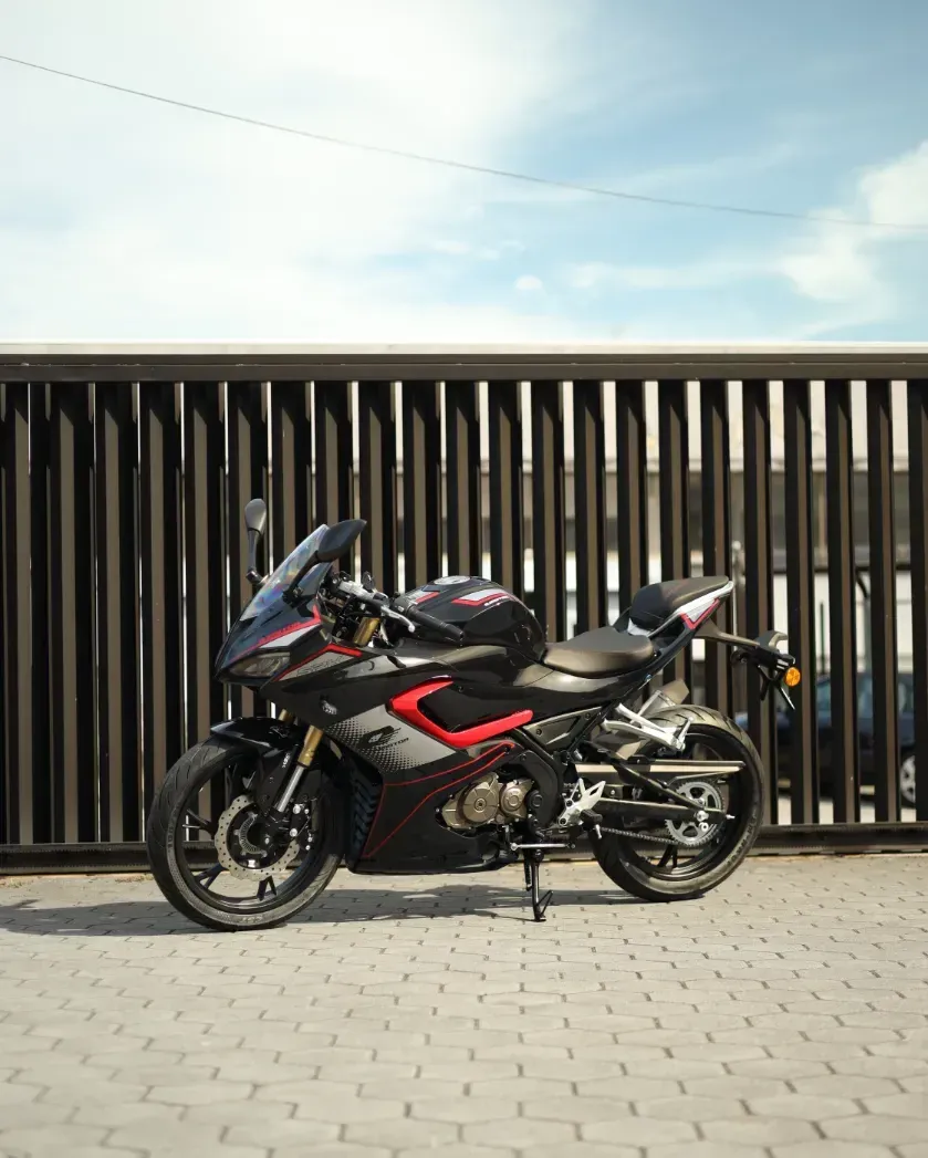 QJ Motor SRK 125 R — Street 125cc