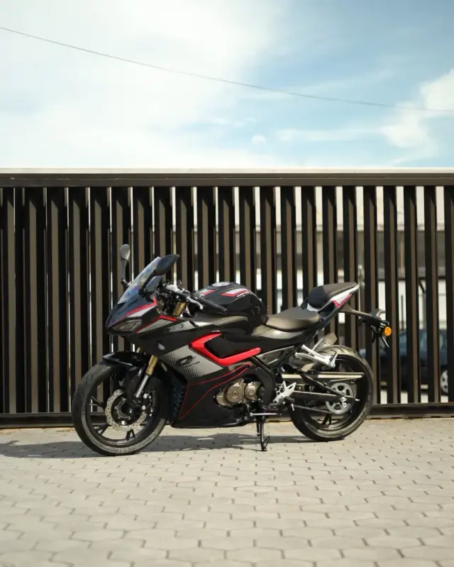 QJ Motor SRK 125 R — Street 125cc
